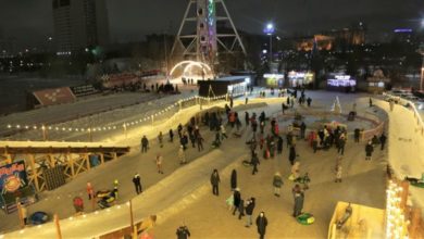 Photo of Даже ночью светло в ледовом городке на Левобережье – видео