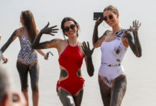 Photo of Купальники и грязь Мертвого моря: фотосессия Мисс Вселенная